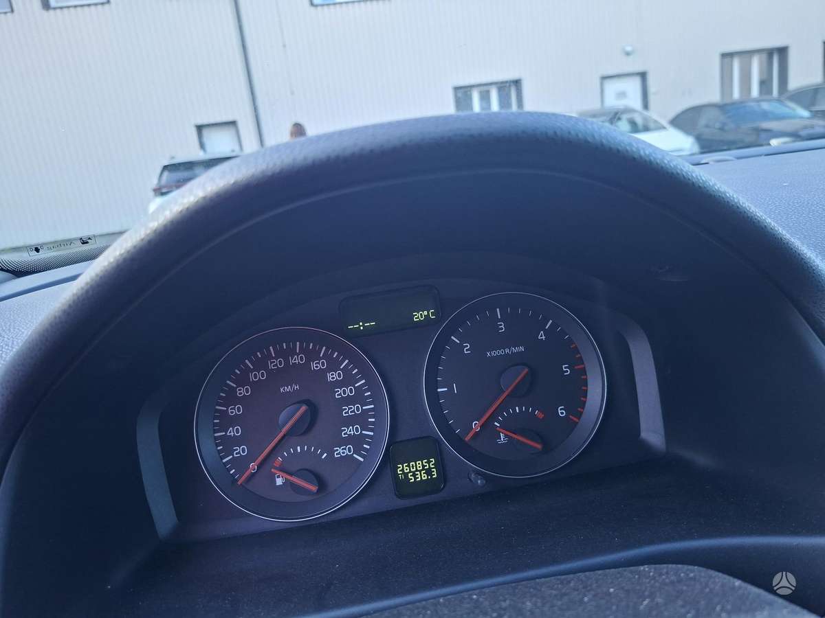 Volvo S40, Седан