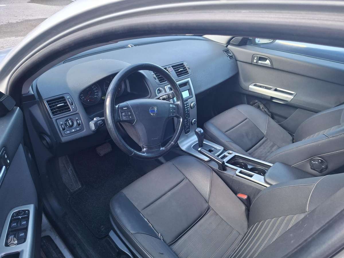 Volvo S40, Седан