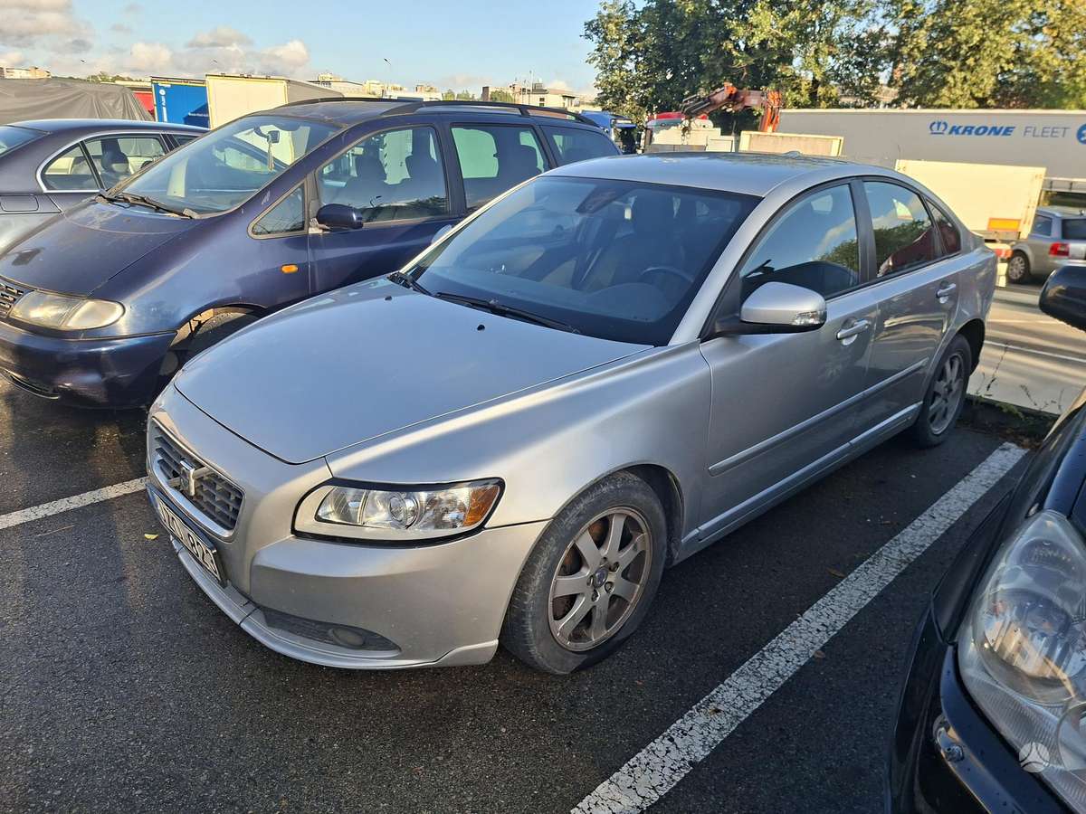 Volvo S40, Седан