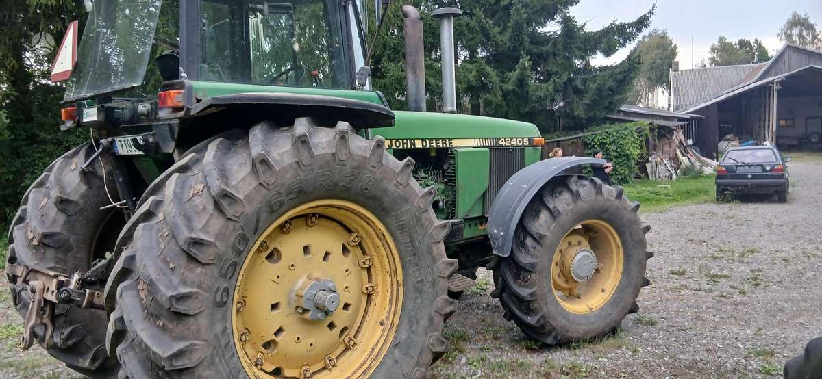 John Deere 4240S, traktoriai