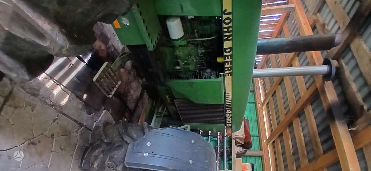 John Deere 4240S, tractors