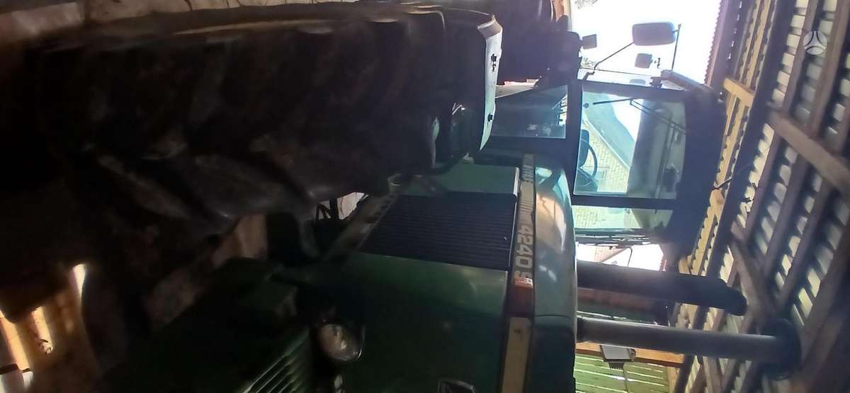 John Deere 4240S, tractors