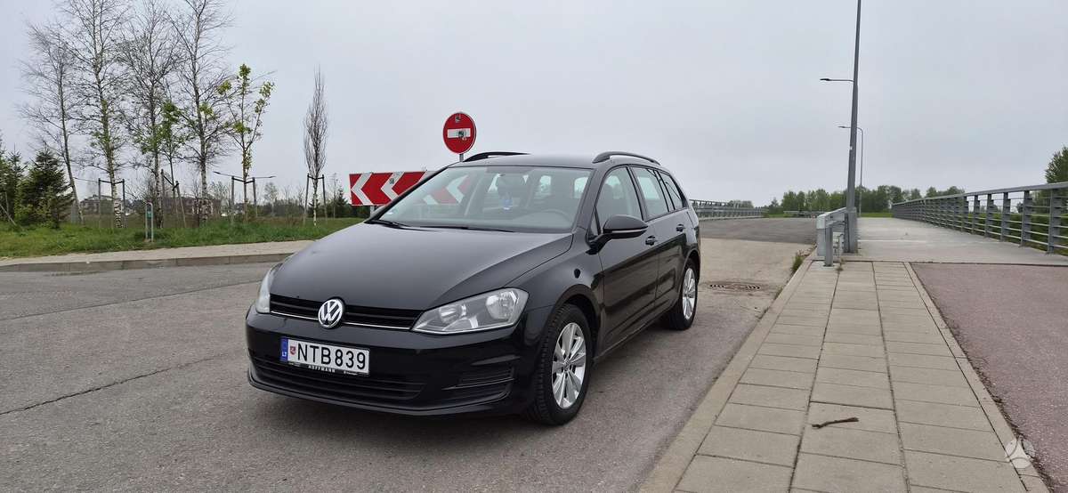 Volkswagen Golf - 1