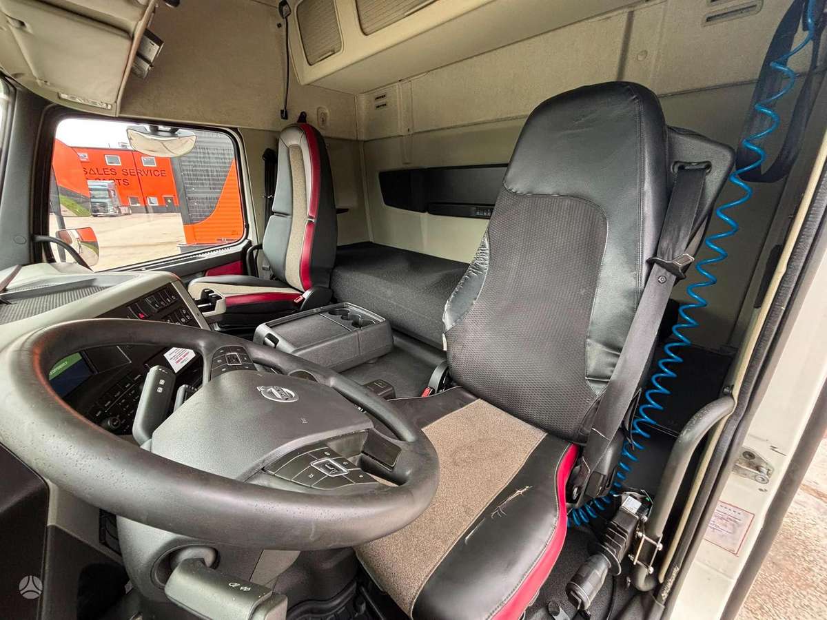 Volvo FM 370 6x2*4, с краном