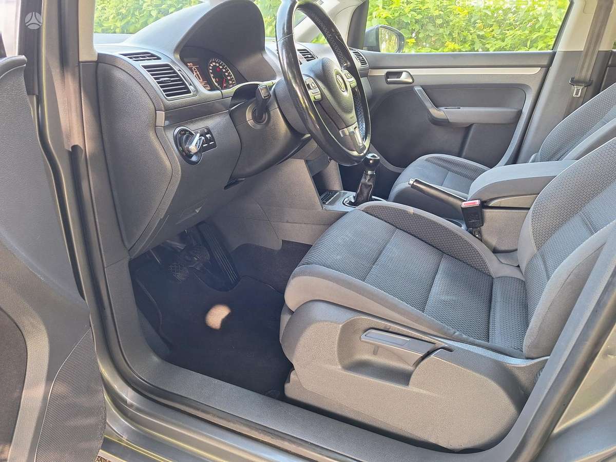 Volkswagen Touran - 10