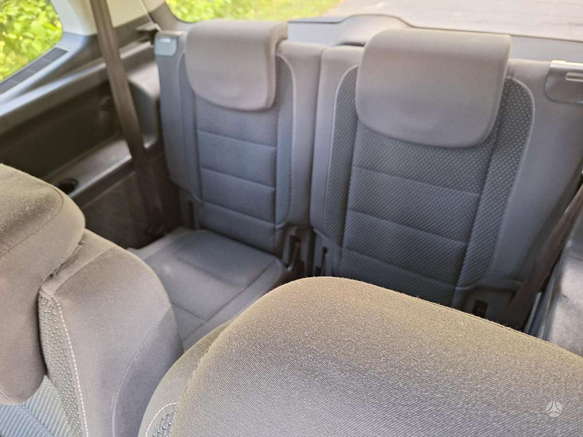 Volkswagen Touran - 11