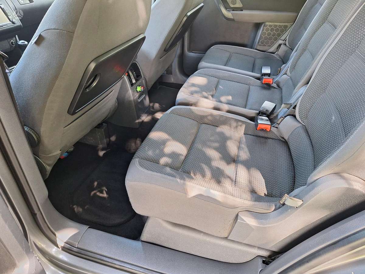 Volkswagen Touran - 12