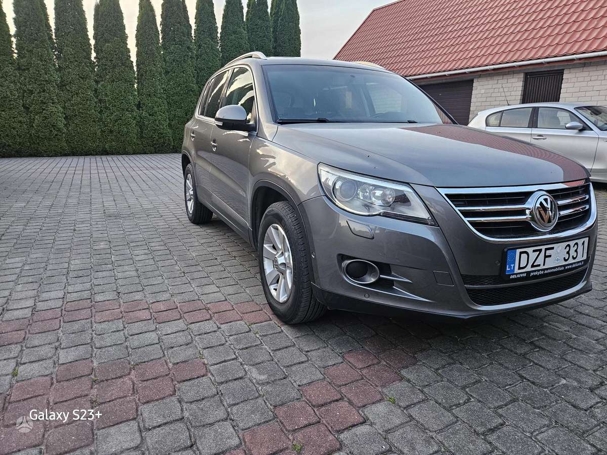 Volkswagen Tiguan - 1
