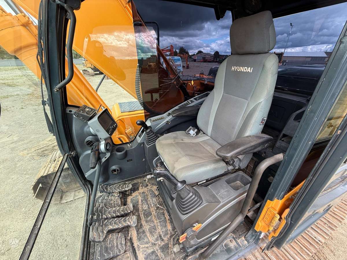 Hyundai Robex 210 LC-9, ekskavatoriai