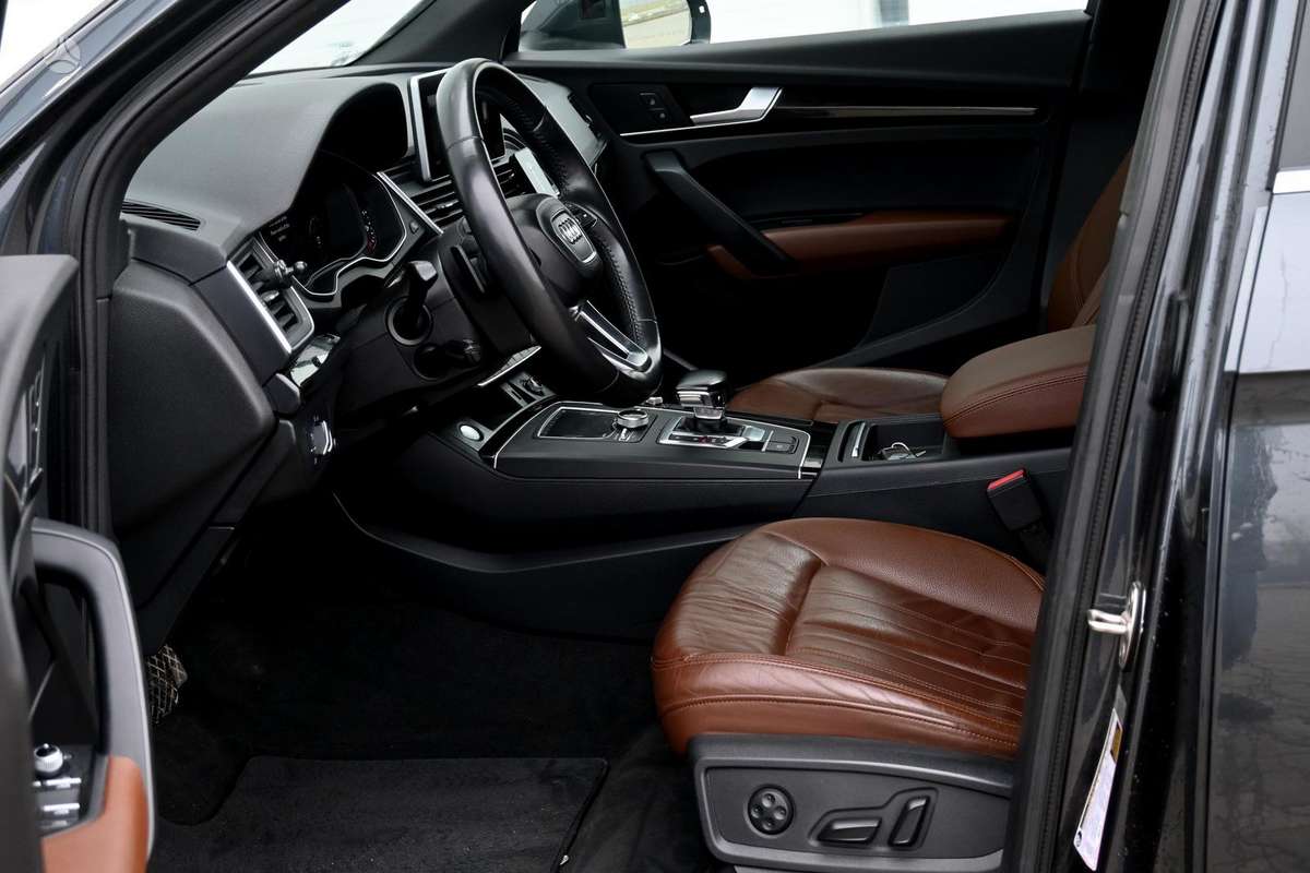 Audi Q5, 2.0 l., off-road / crossover