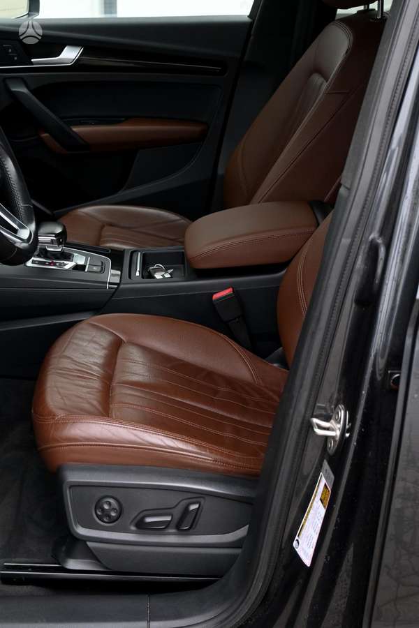 Audi Q5, 2.0 l., off-road / crossover