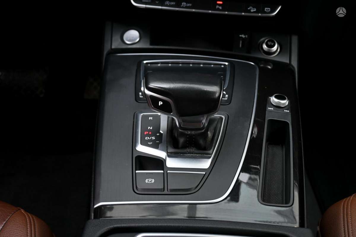 Audi Q5, 2.0 l., off-road / crossover