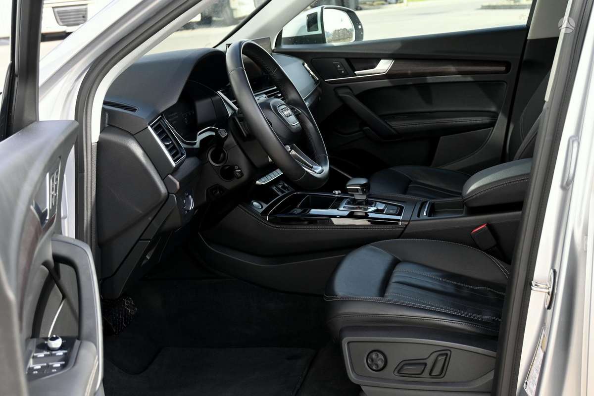 Audi Q5, 2.0 l., off-road / crossover