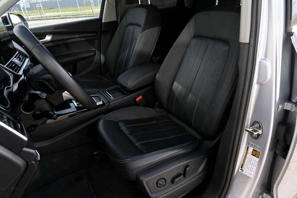 Audi Q5, 2.0 l., off-road / crossover