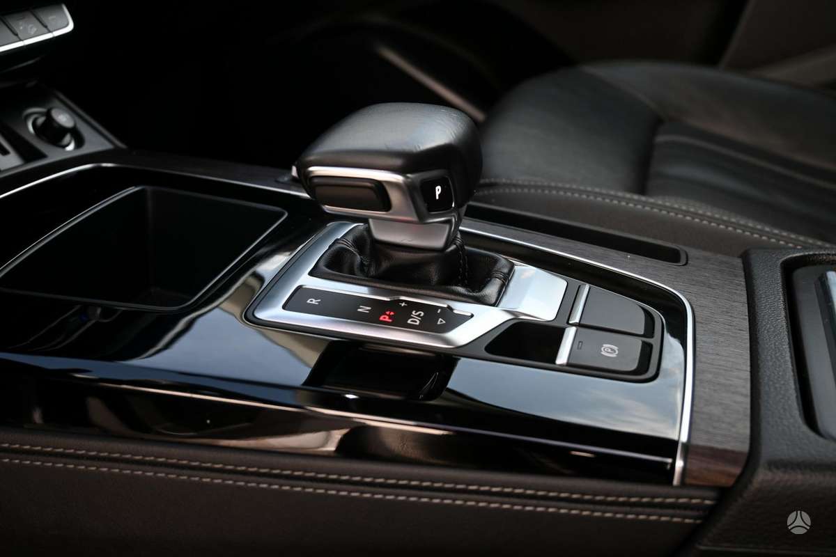 Audi Q5, 2.0 l., off-road / crossover