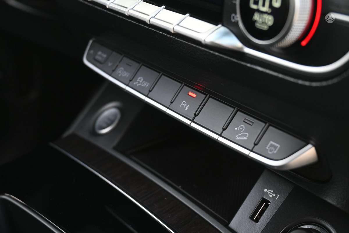 Audi Q5, 2.0 l., off-road / crossover