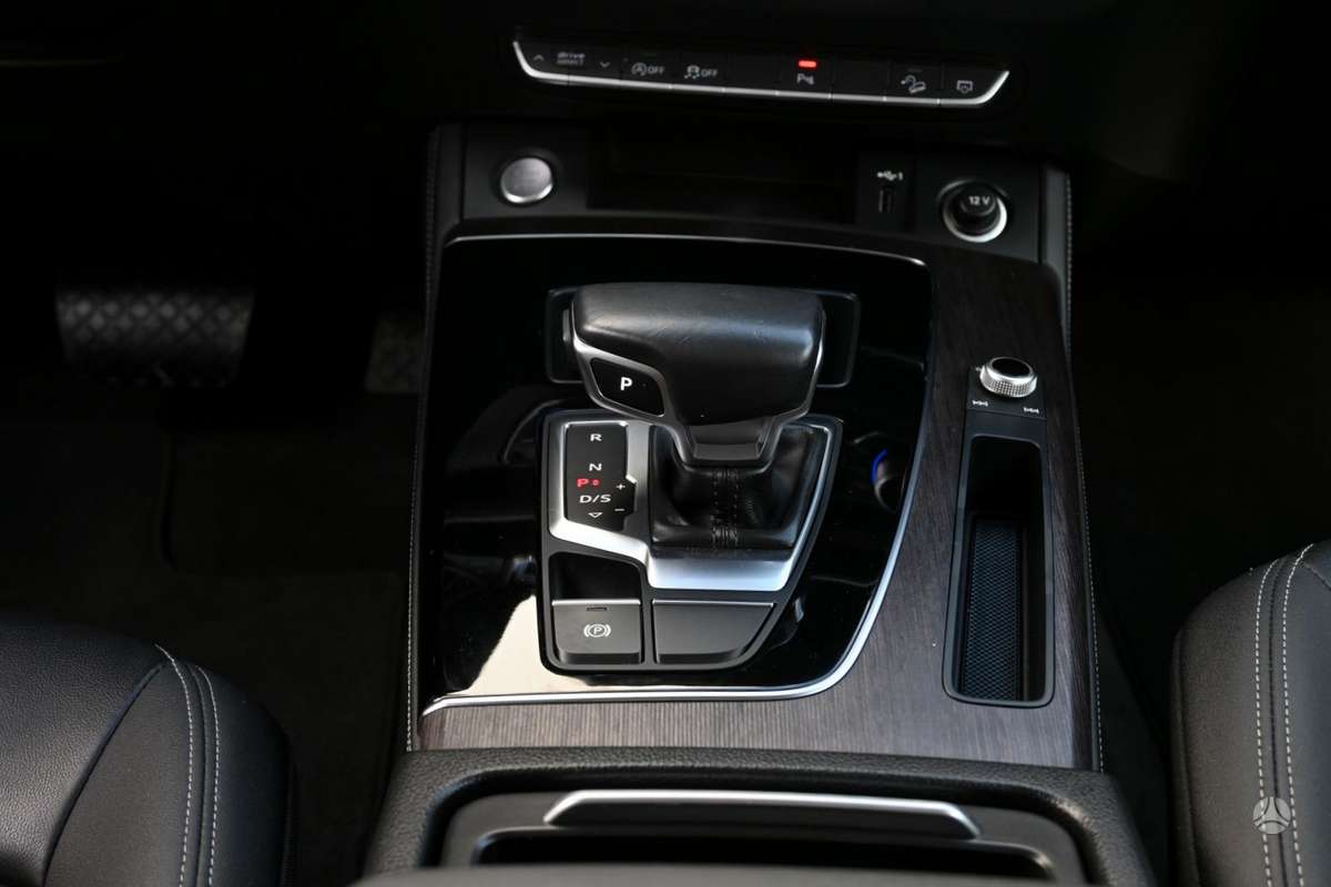 Audi Q5, 2.0 l., off-road / crossover