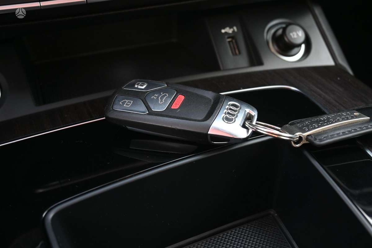 Audi Q5, 2.0 l., off-road / crossover