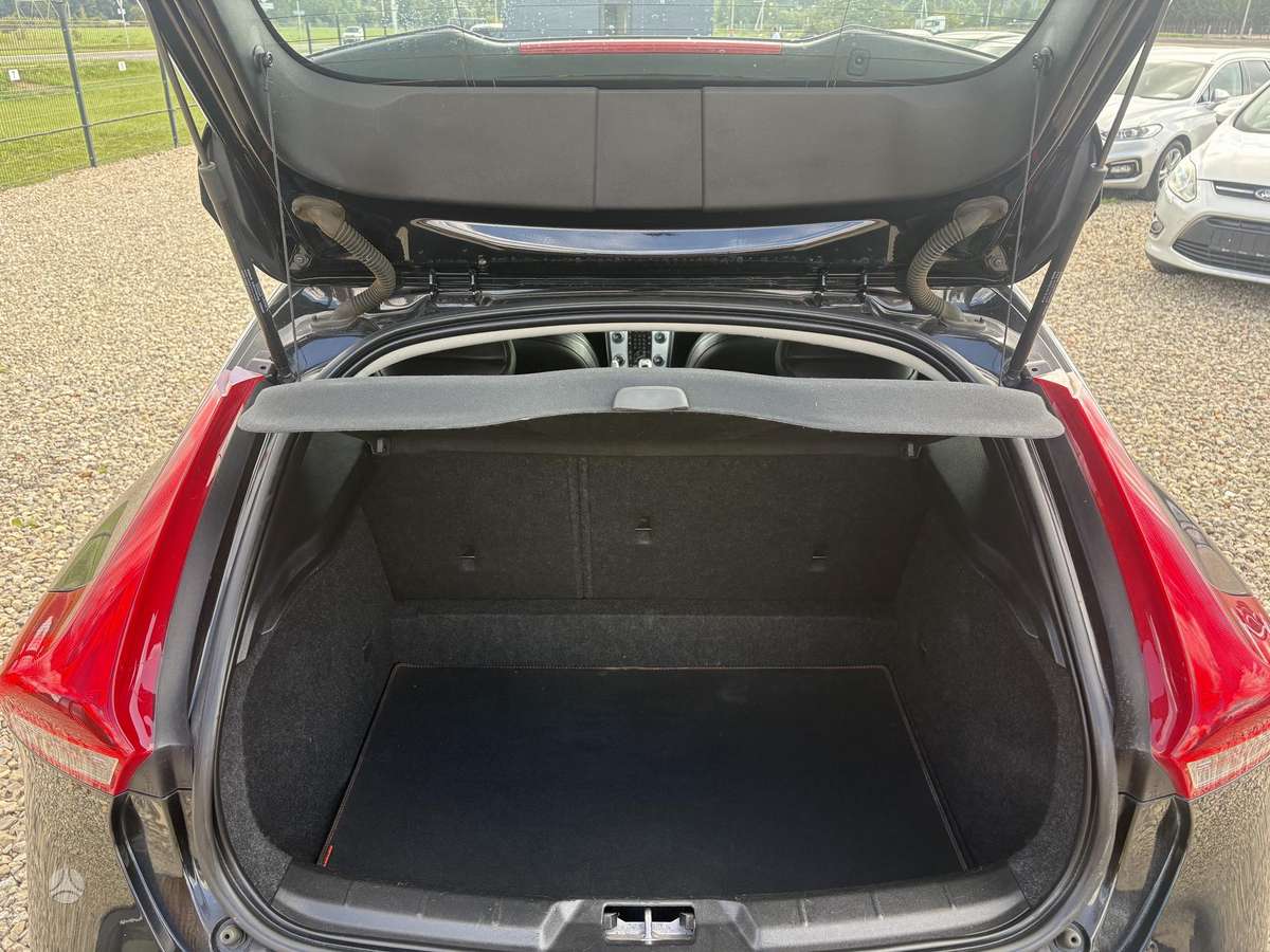 Volvo V40, 2.0 l., Хэтчбек