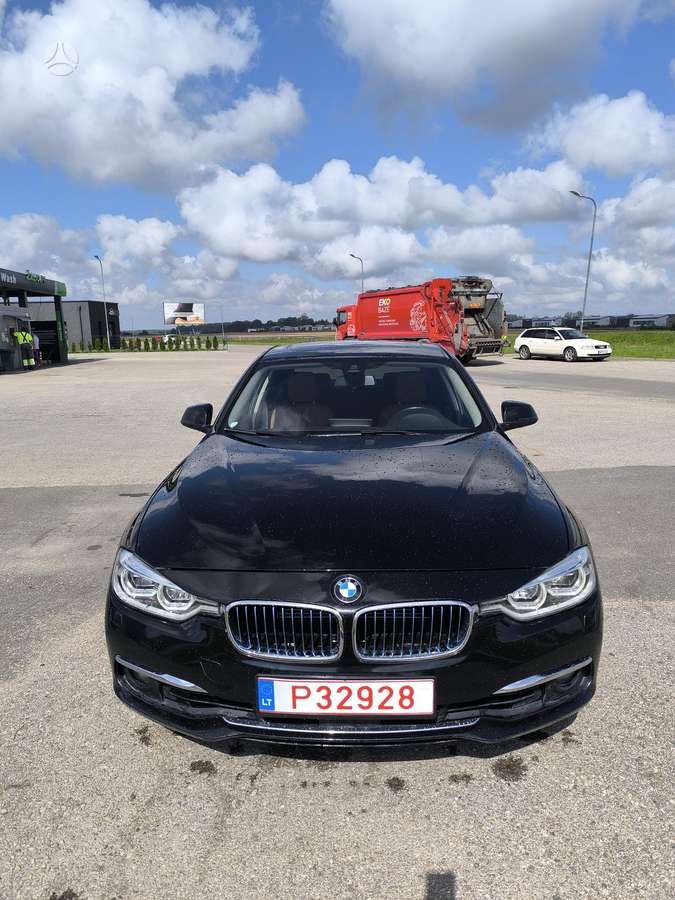 BMW 330, Седан
