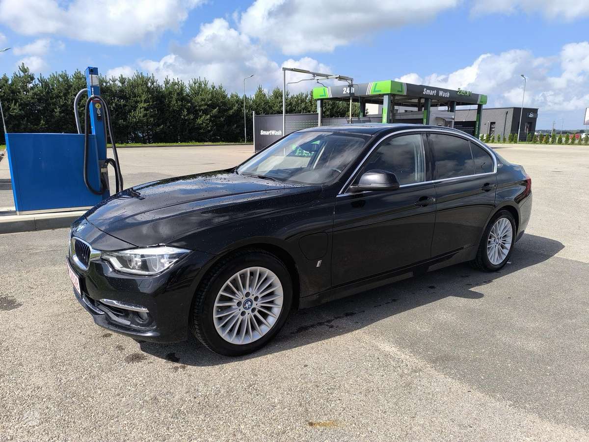 BMW 330, Седан