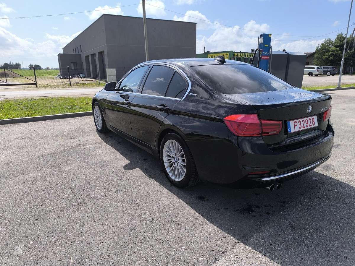 BMW 330, Седан