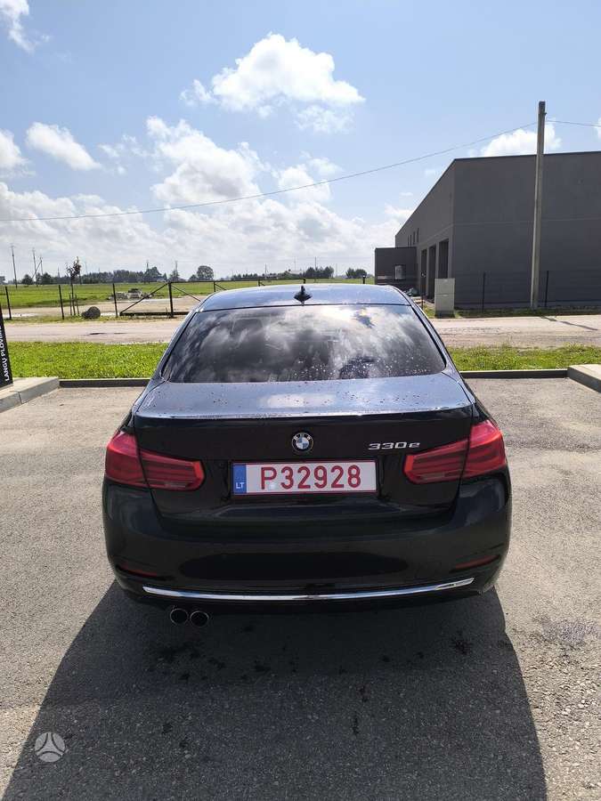 BMW 330, Седан