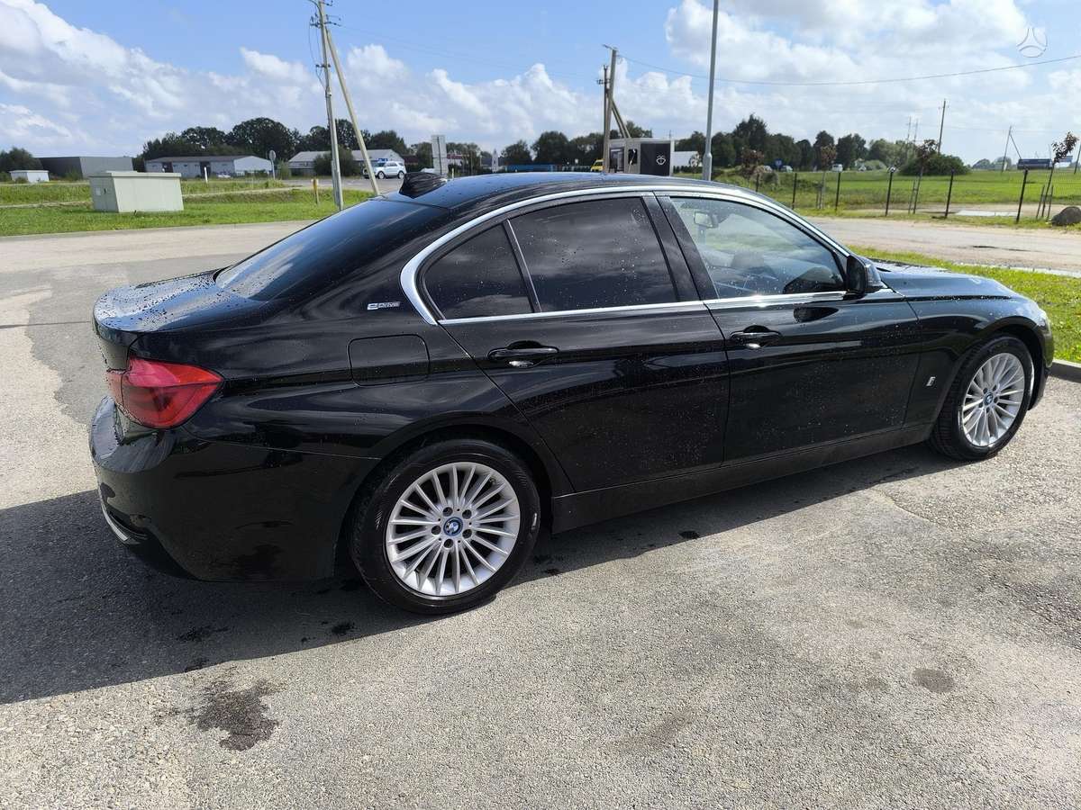 BMW 330, Седан