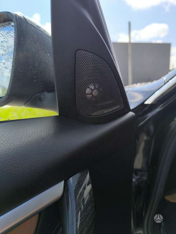 BMW 330, Седан
