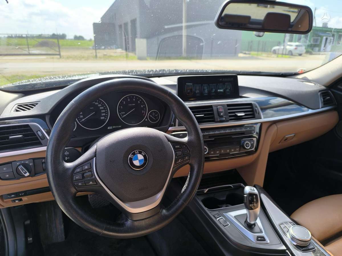 BMW 330, Седан