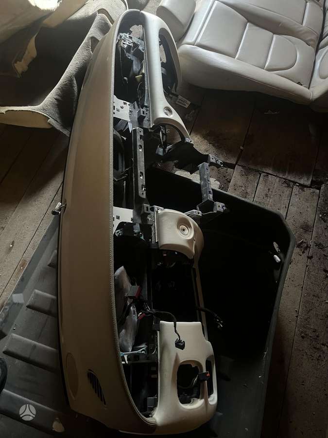 Jaguar XJ salono detalės