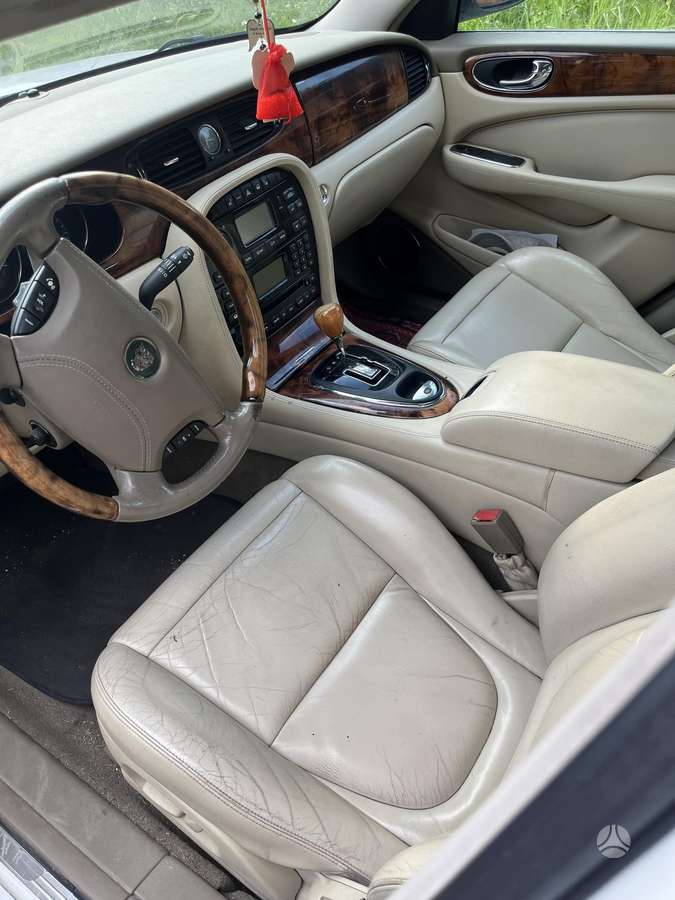 Jaguar XJ salono detalės
