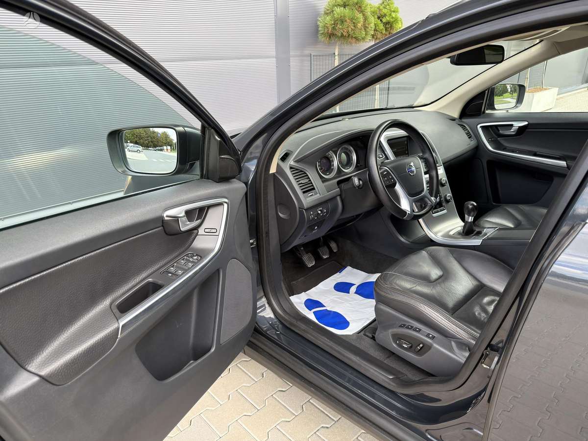 Volvo XC60, 2.4 l., off-road / crossover