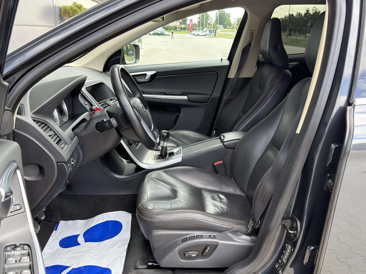 Volvo XC60, 2.4 l., off-road / crossover