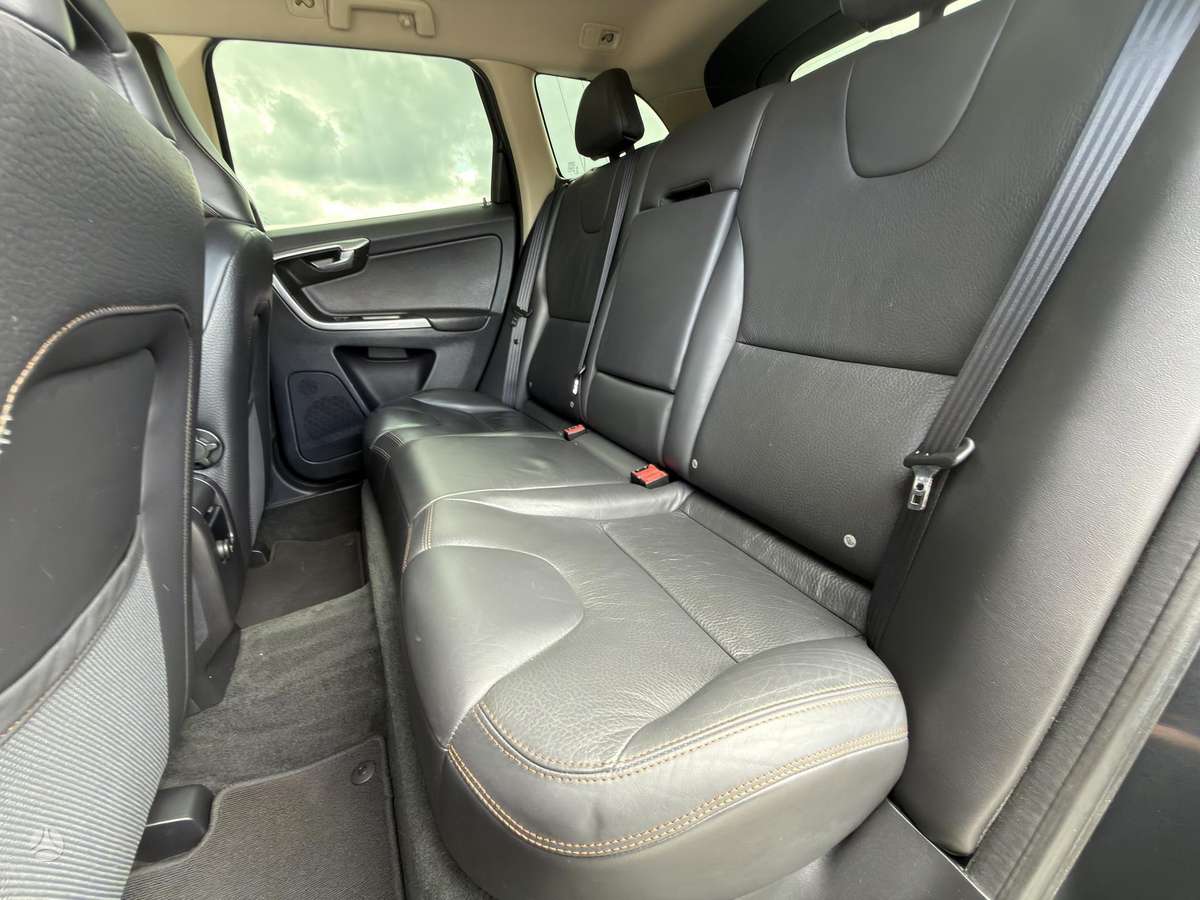 Volvo XC60, 2.4 l., off-road / crossover