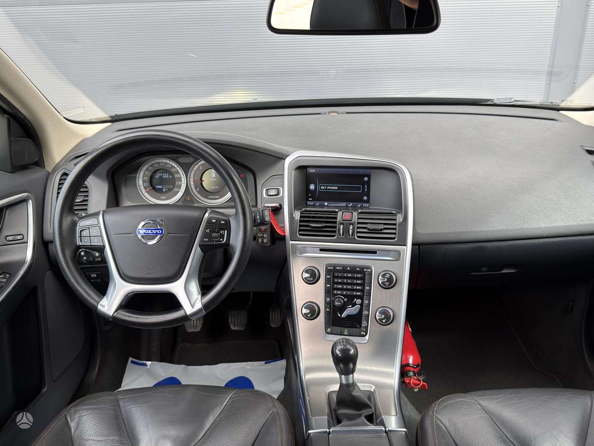 Volvo XC60, 2.4 l., off-road / crossover