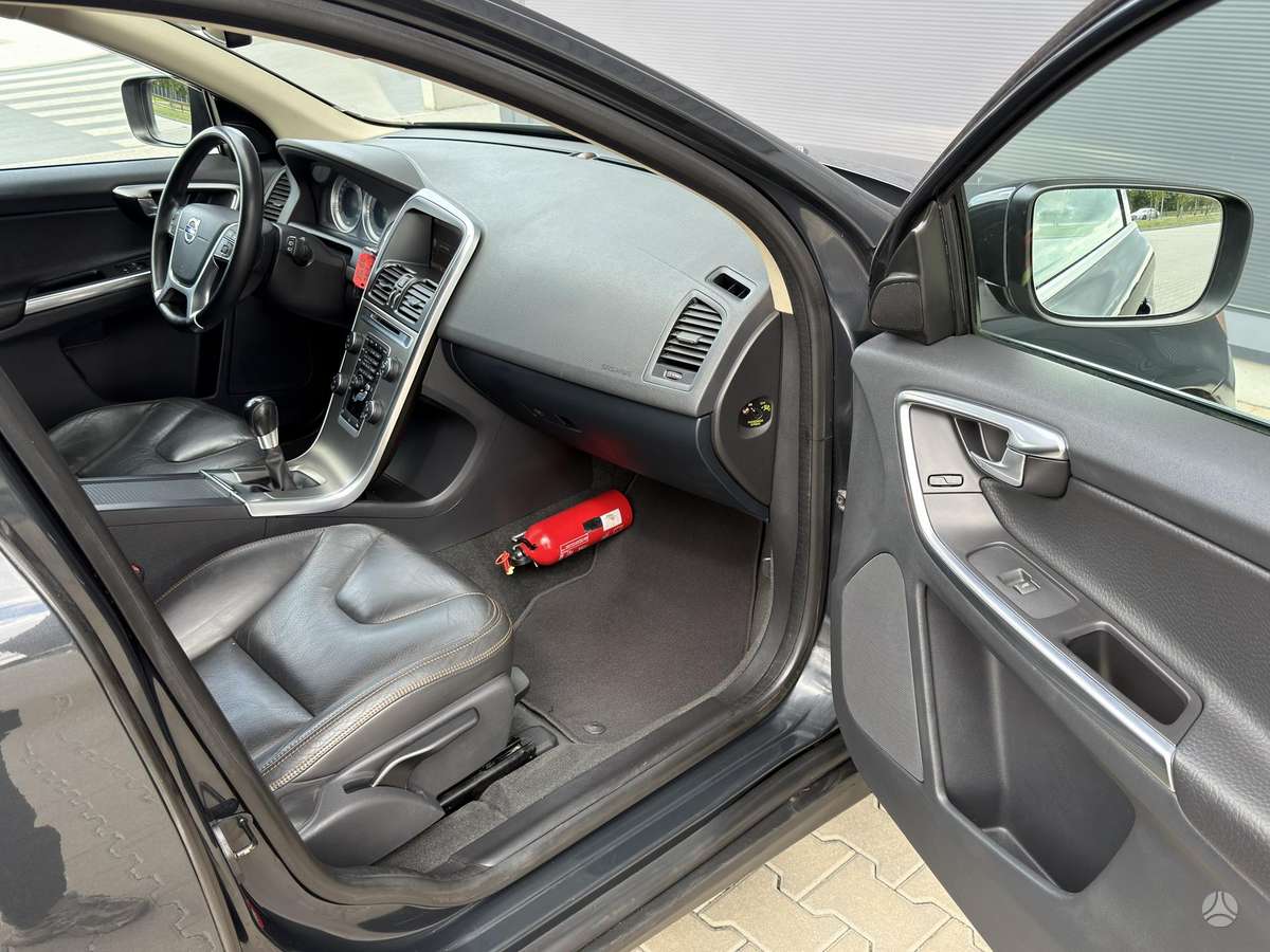 Volvo XC60, 2.4 l., off-road / crossover