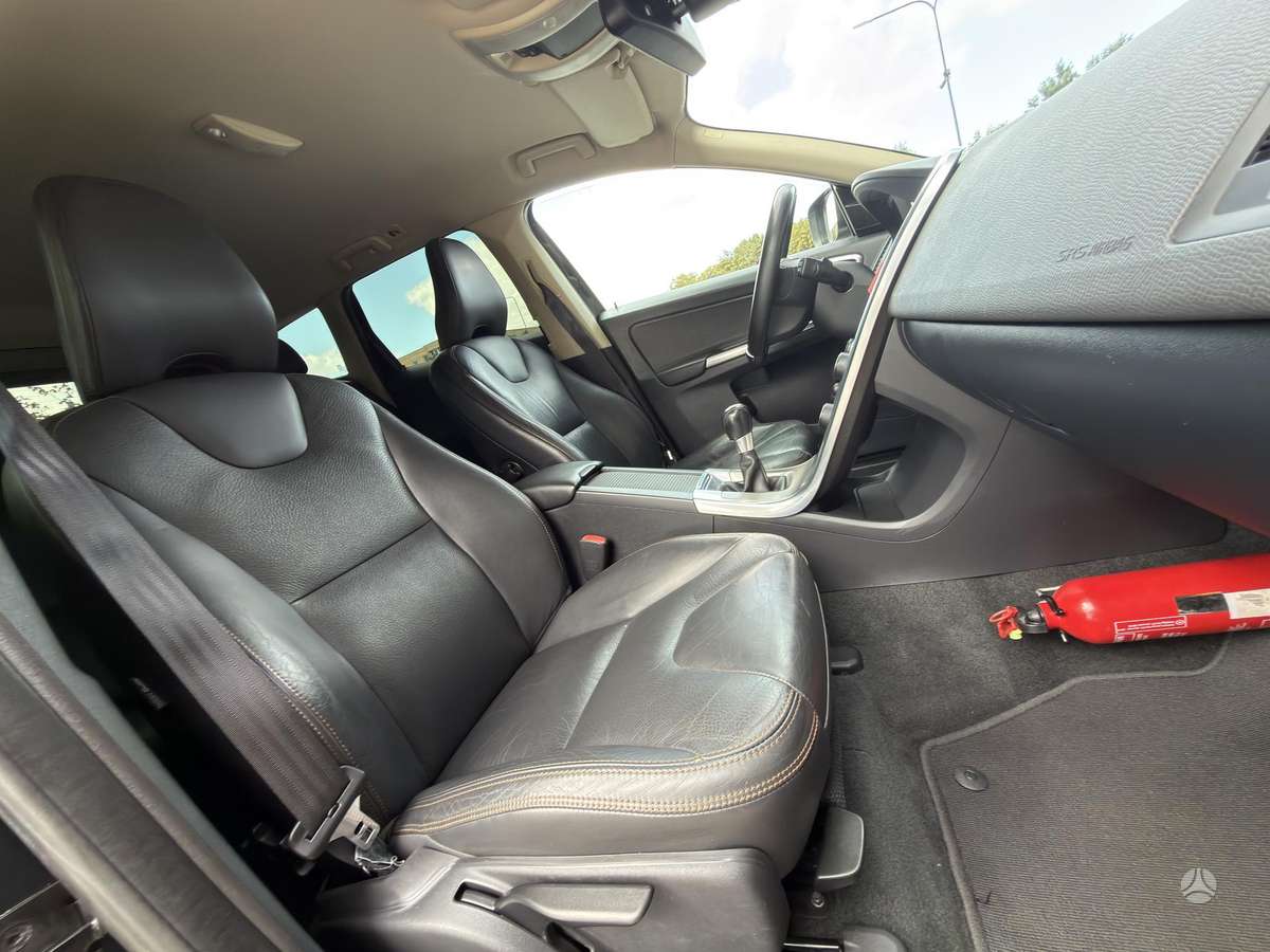 Volvo XC60, 2.4 l., off-road / crossover