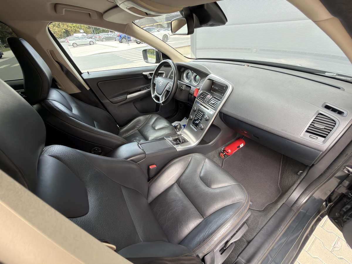 Volvo XC60, 2.4 l., off-road / crossover