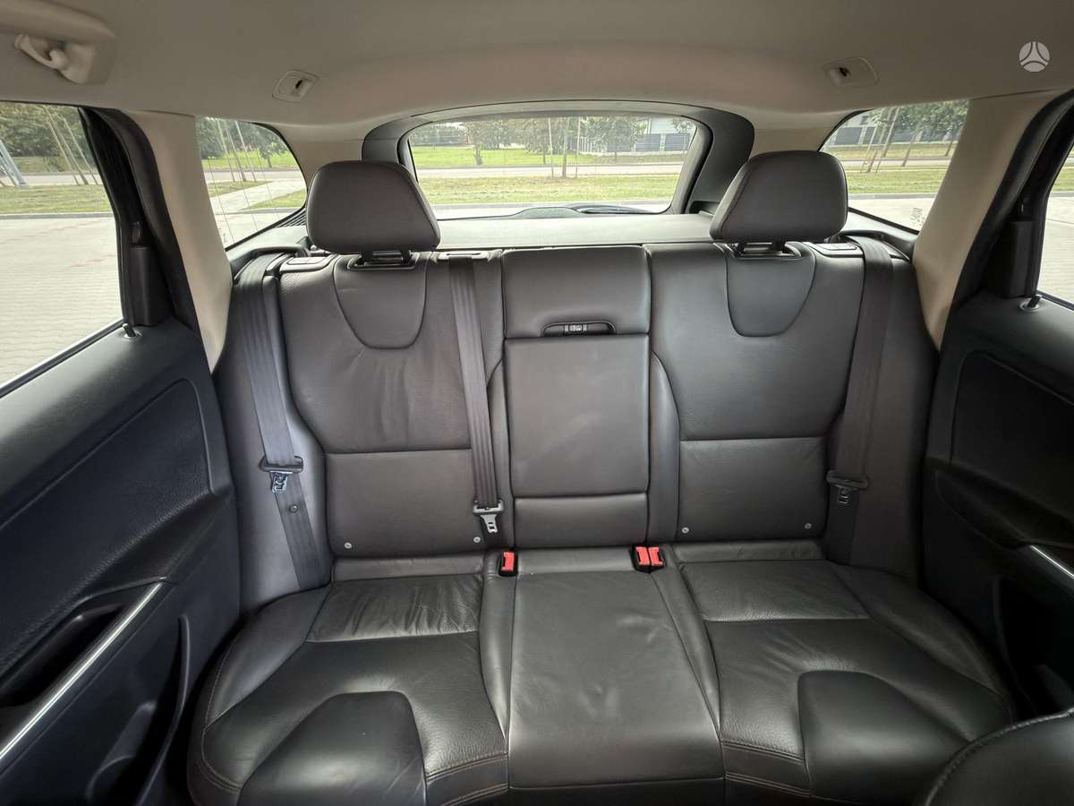 Volvo XC60, 2.4 l., off-road / crossover