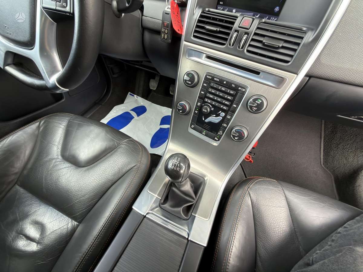 Volvo XC60, 2.4 l., off-road / crossover