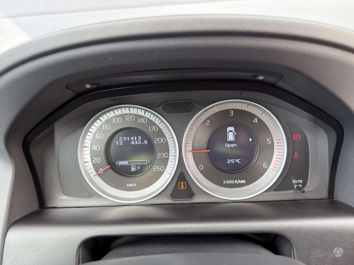 Volvo XC60, 2.4 l., off-road / crossover