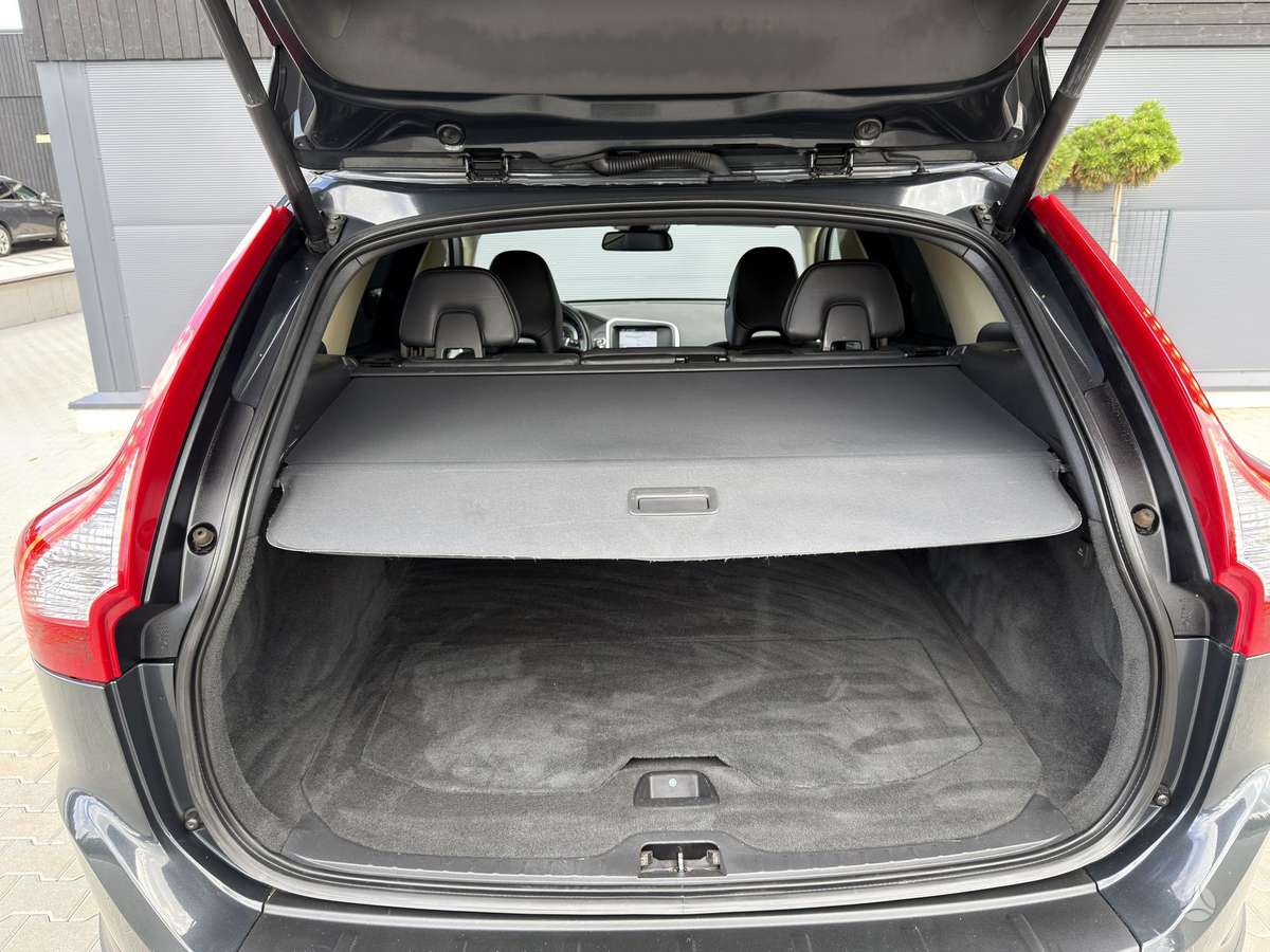 Volvo XC60, 2.4 l., off-road / crossover