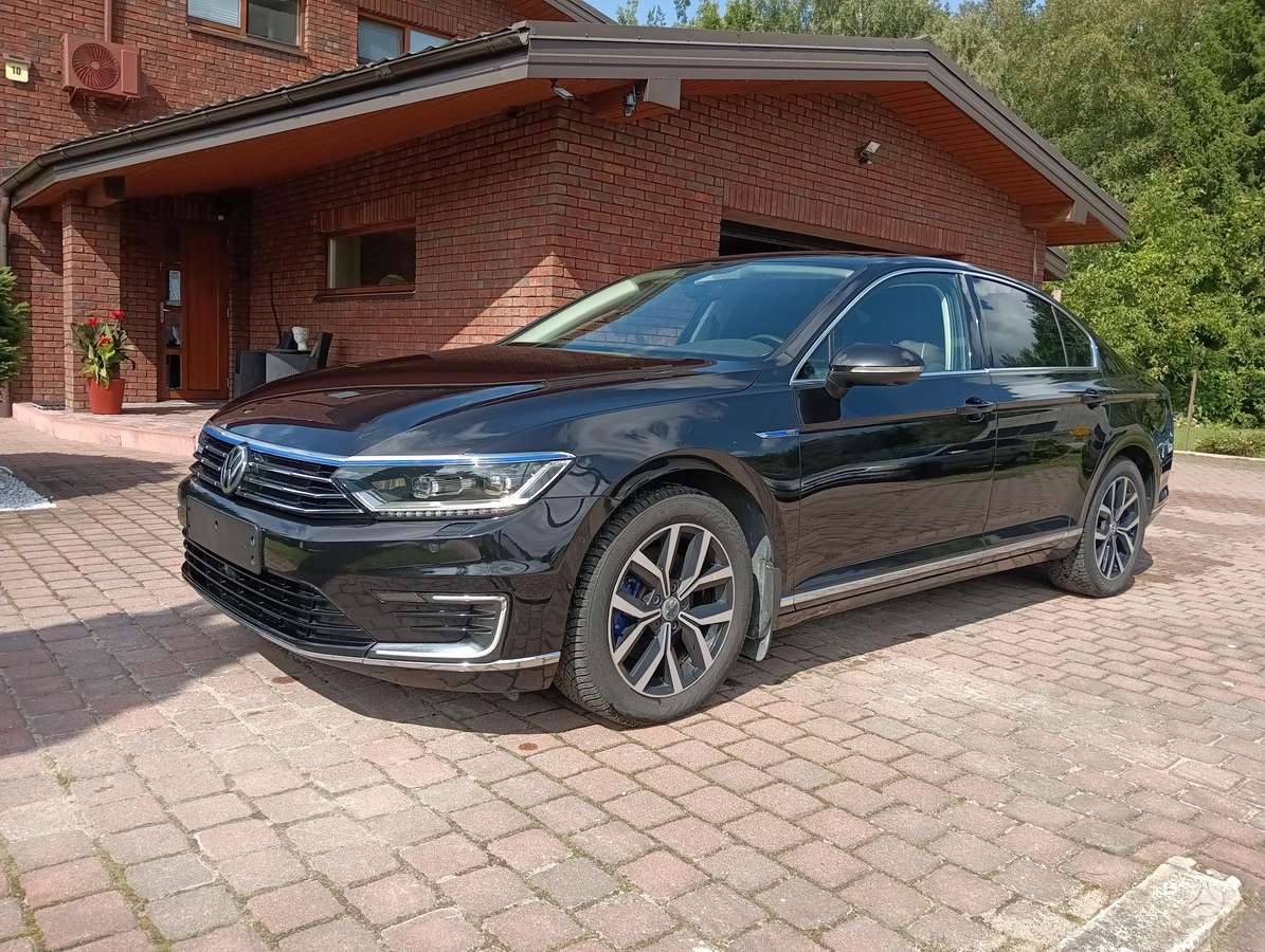 Volkswagen Passat - 1