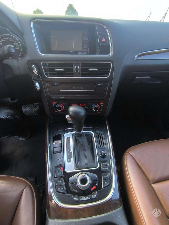 Audi Q5, 2.0 l., off-road / crossover