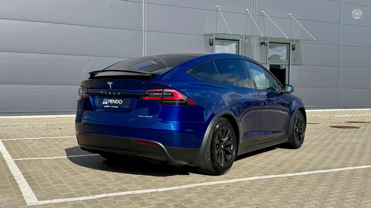 Tesla Model X - 4