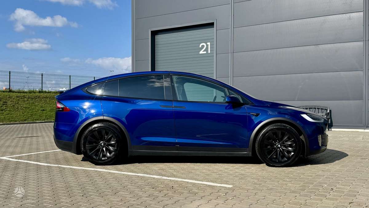 Tesla Model X - 7