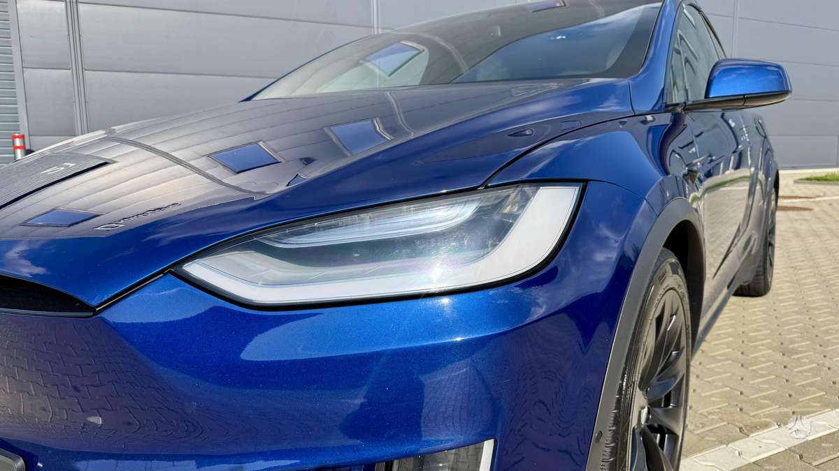 Tesla Model X - 11