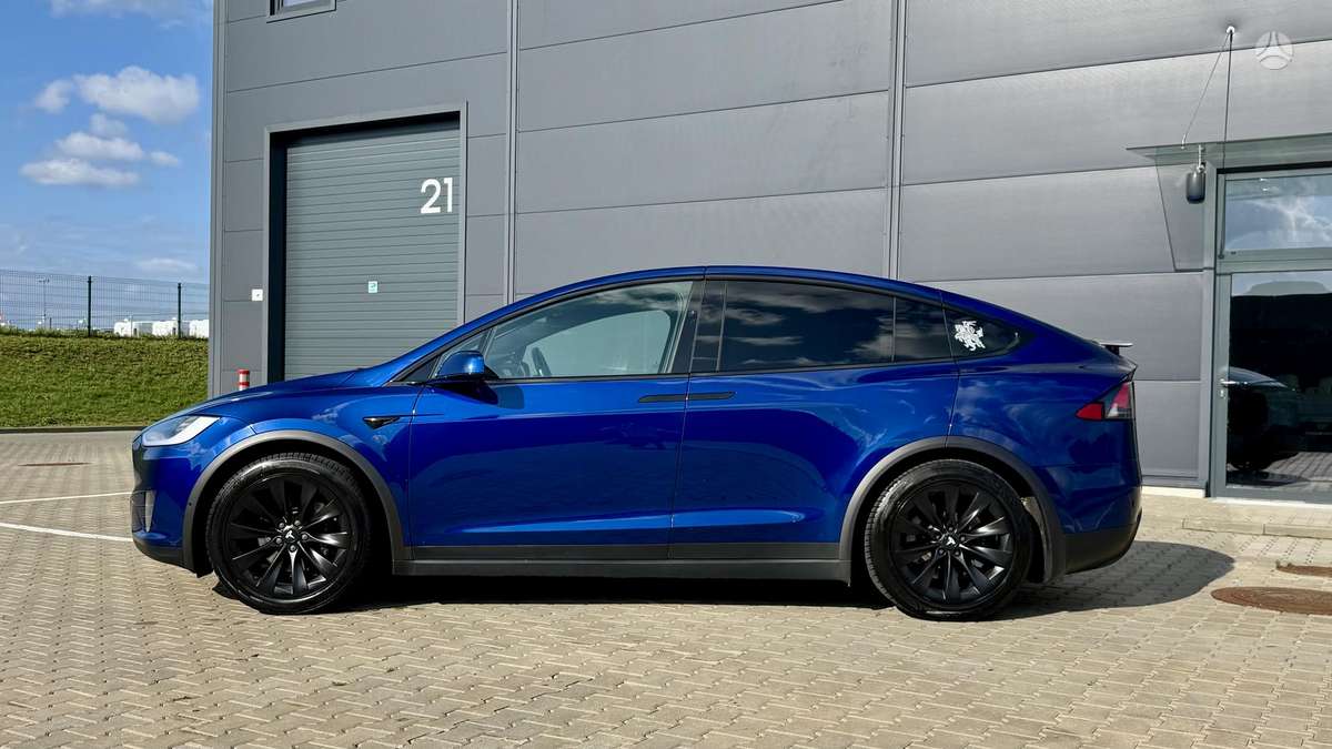 Tesla Model X - 8