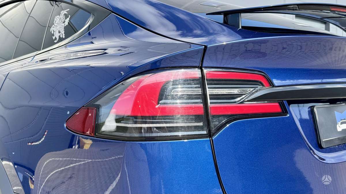 Tesla Model X - 12